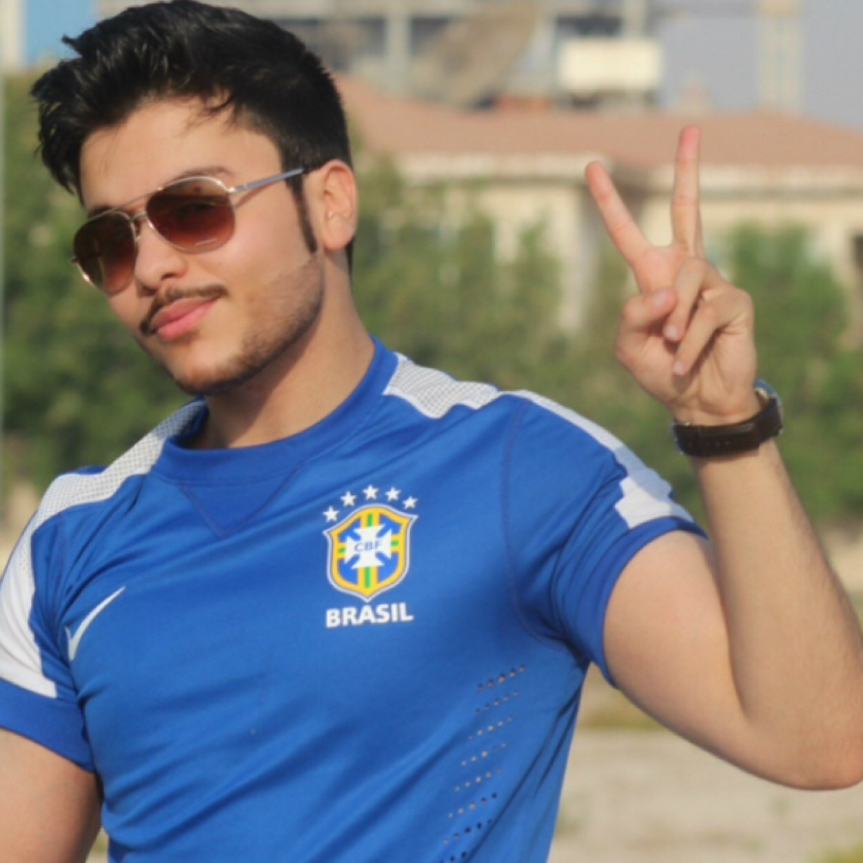 ﻫُﻨﺎﻙ ﺃﻧﺎﺱ ﺗﺒﺤﺚ ﻋﻦ ﺃﺧﻄﺎﺋﻚ ﻟﻜﻲ ﺗﺮﺣﻞ ﻋﻨﻚ ﻭﻫُﻨﺎﻙ ﺃﻧﺎﺱ ﺗﻌﻤﻲ ﻋُﻴﻮﻧﻬﺎ ﻋﻦ ﺃﺧﻄﺎﺋﻚ ﻷﻧﻬﺎ ﺗُﺤﺒﻚ.