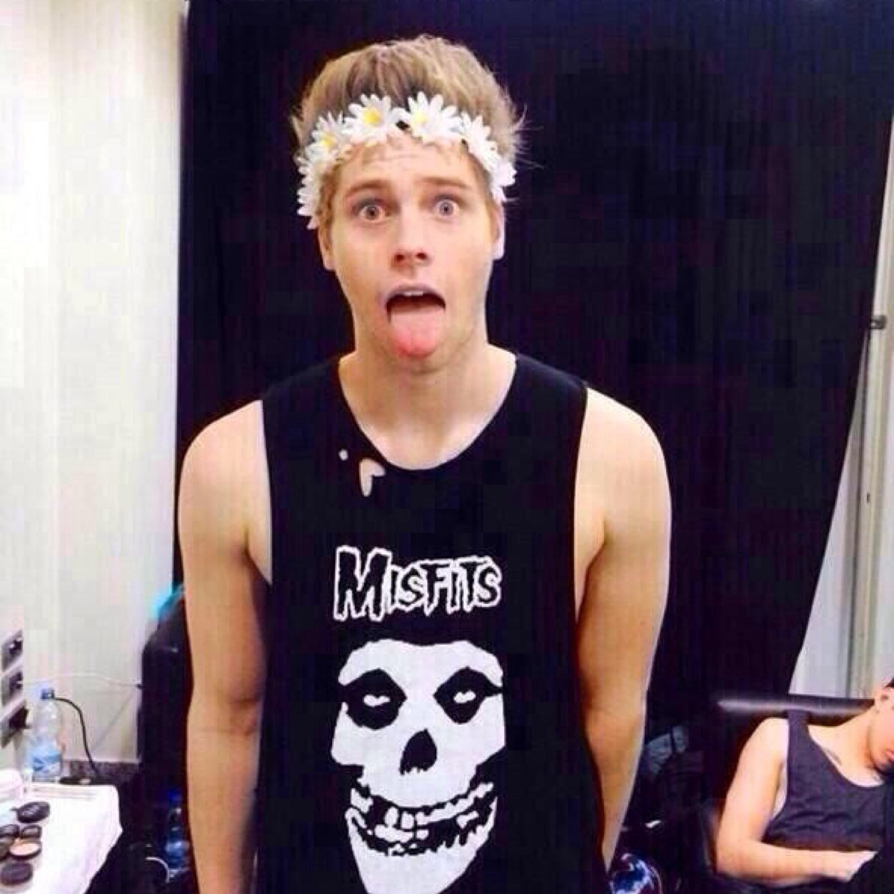 i wish that i could wake up with amnesia and forget that luke doesn't follow me