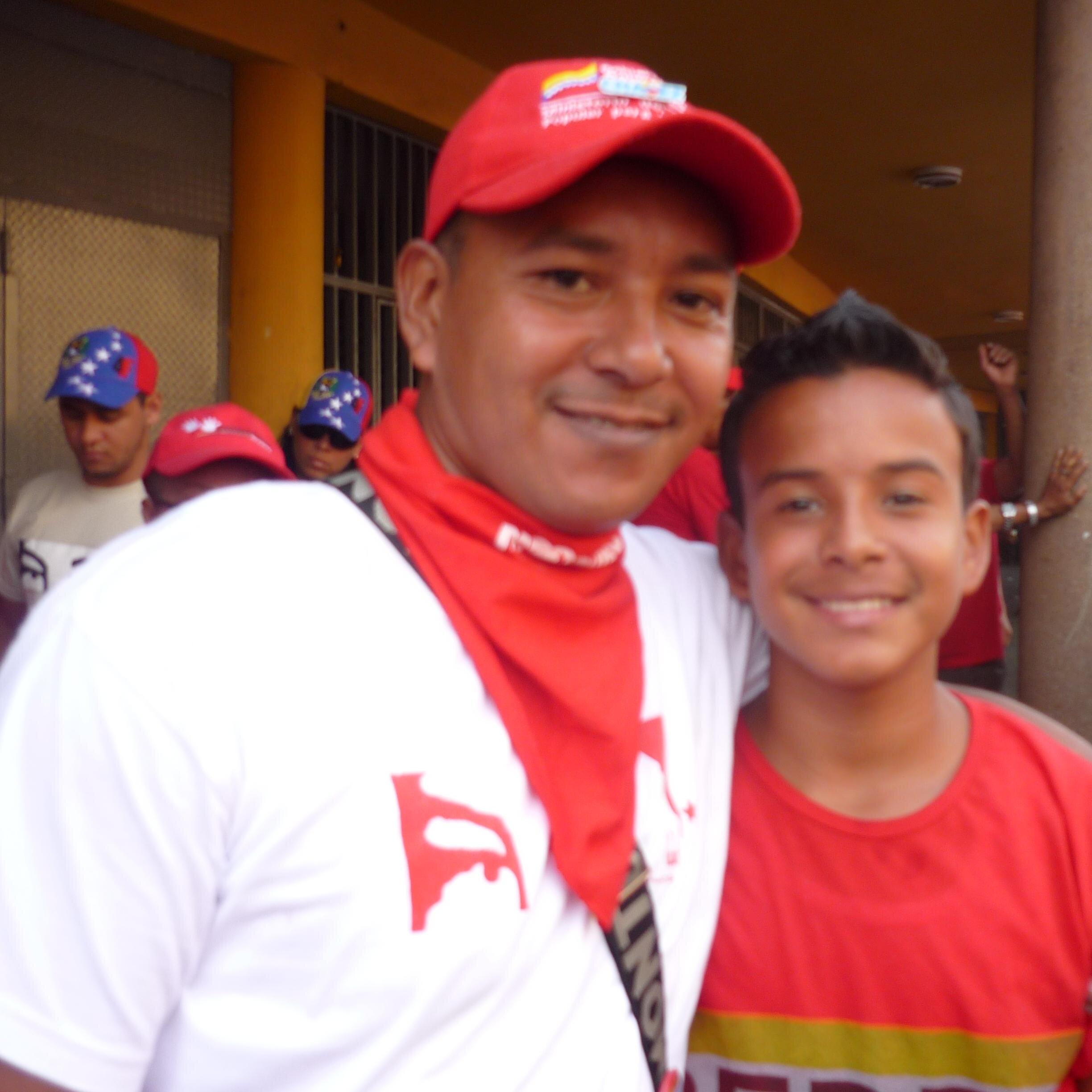 Militante del PSUV,Chavista,Defensor Radical del Legado del Comandate Supremo,Apoyo a mi Hermano Nicolas Maduro,Dentro de la Constitucion todo fuera d ella Nada