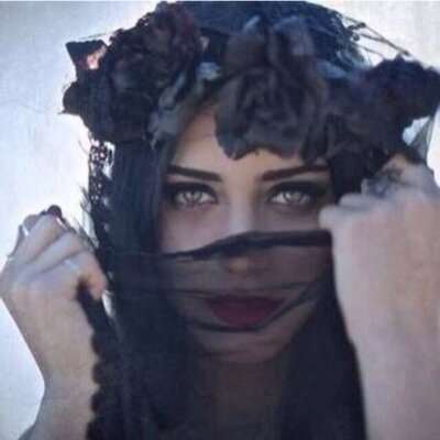 حبيبي إلى الأبد، يحميك واحدٌ أحد ،أخشى عليك مِن عيونِ حاسد إذا حسد أهواك ،مهما قَلبُك الكَبير جار واستبد ، قَلبي بعينيك على طول المدى قَد اتَّحد.وعدتني بالوصل.#