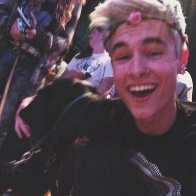 follow @delreycaylen bc she just gave u a free follow n she loves u lots ;)