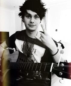 @SmuttyMuke is beautiful, she is amaizng and she doesn't deserve hate #StayStrongBrieanna :D