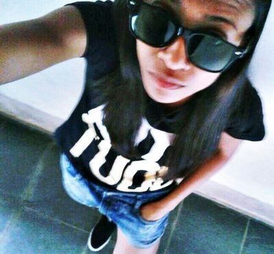 Yasminy10's profile picture. Eu erro. Perco a paciência e me estresso facilmente. Choro por besteira e dou risada do nada.