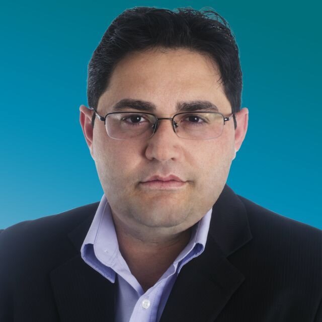 Biólogo por formação, com pós-graduação em Biologia, Psicopedagogia e Jornalismo Político. Possui Registro Profissional de Jornalista sob DRT nº 3612-PE.