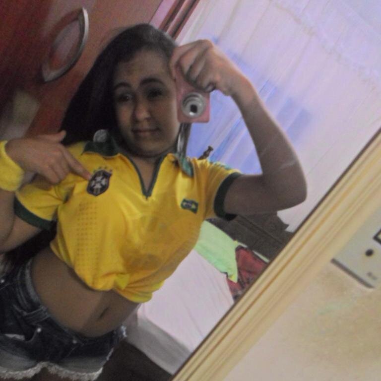 amo ir ao shopping adoro sair com minha amigas e gosto de futebol