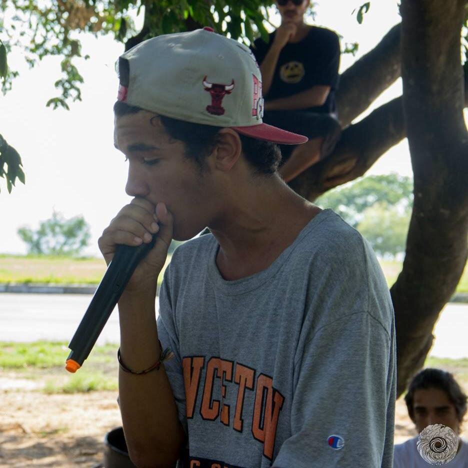 Foda-se a policia , ceva e erva é uma delicia , foda-se a pela a novela e a noticia !