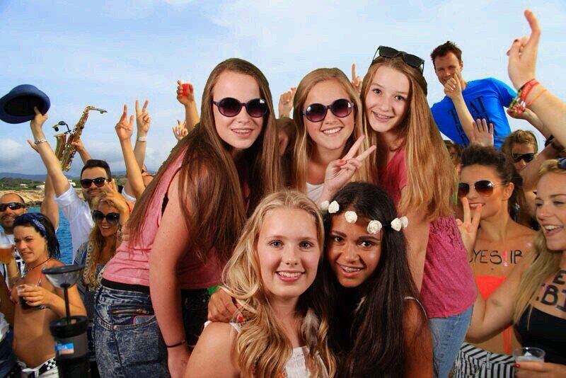 VEER IS MIJN ALLERBESTE VRIENDINNETJE// heei lekkere aap ik hou van je JE BENT GEWELIG xxx sara//diede is lief&knap xEddiee ;*// iloveyou!xnadja//love to sing!/