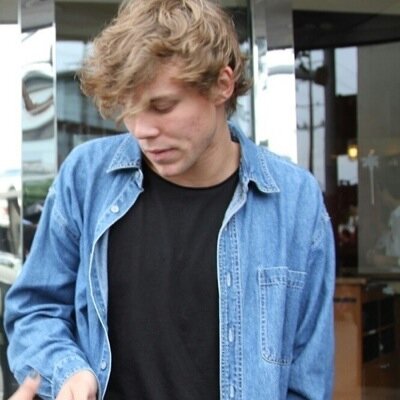 hi its @amnesia1975 and i love you, have a nice day :)