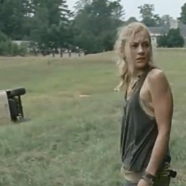 I know you look at me and just see another dead girl... My sister is @TWD_MaggieG, i'd do anything for her. Single.