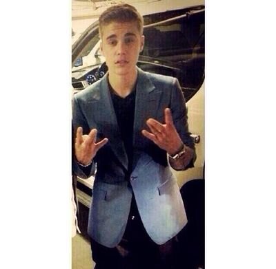 My name is Nida and I love Bieber, Mahone, YouTubers, Eating, Sleeping, Tunnocks Teacakes, and you.