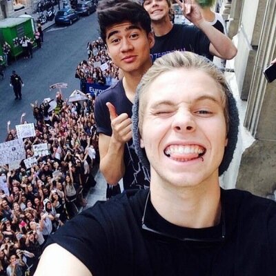 Hello you are beautiful please follow @hoodbucks for this follow [ask her for a followback] If you already follow her tysm free follow