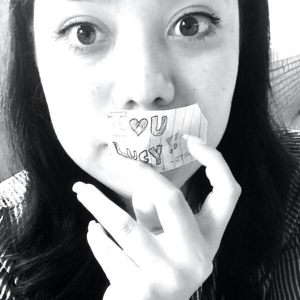 -Nada que duela puede llamarse amor.
