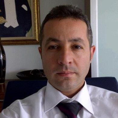 1 ocak 1977 kayseri doğumlu,Erciyes Üniversitesi İ.İ.B.F İşletme Bölümünden 1998 yılında mezun,baba,oğul,hülasa ademoğlu...