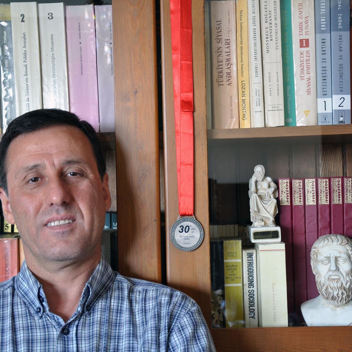 Gazeteci/Journalist; ODTÜ/METU (1984); Ankara Hukuk/Fac.ofLaw (2016); Dikmen'de çapulcu/vandal; avukat/lawyer