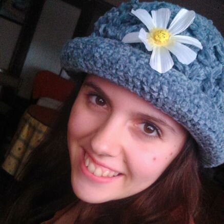 Estudiante de Traducción, fangirl, miope.  Apasionada de las lenguas y adicta a la teína.