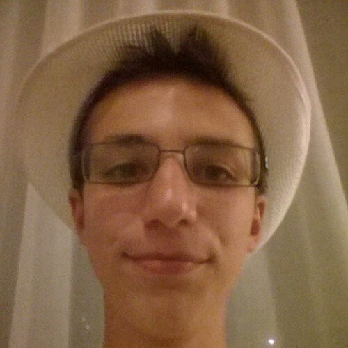 Sono un ragazzo simpatico,gentile, molto bello e mi piace divertirmi con i miei amici.
