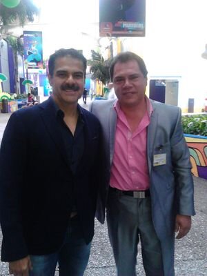 Video reportero Azteca noticias, cubriendo territorio mexiquense, haciendo equipo con el sr. Daniel de Rosas.