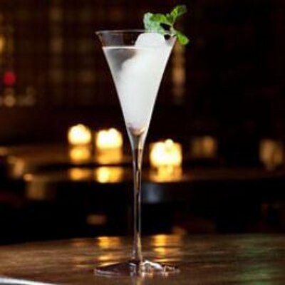 おしゃれカクテルレシピ プース カフェ 通称 七色のカクテル プースカフェとはカクテルの名前ではなく このスタイルの カクテルの通称を指す 作り方は比重の違うアルコールやシロップを数種類用意し 比重の重い方から先にいれていき 色の層が出来る