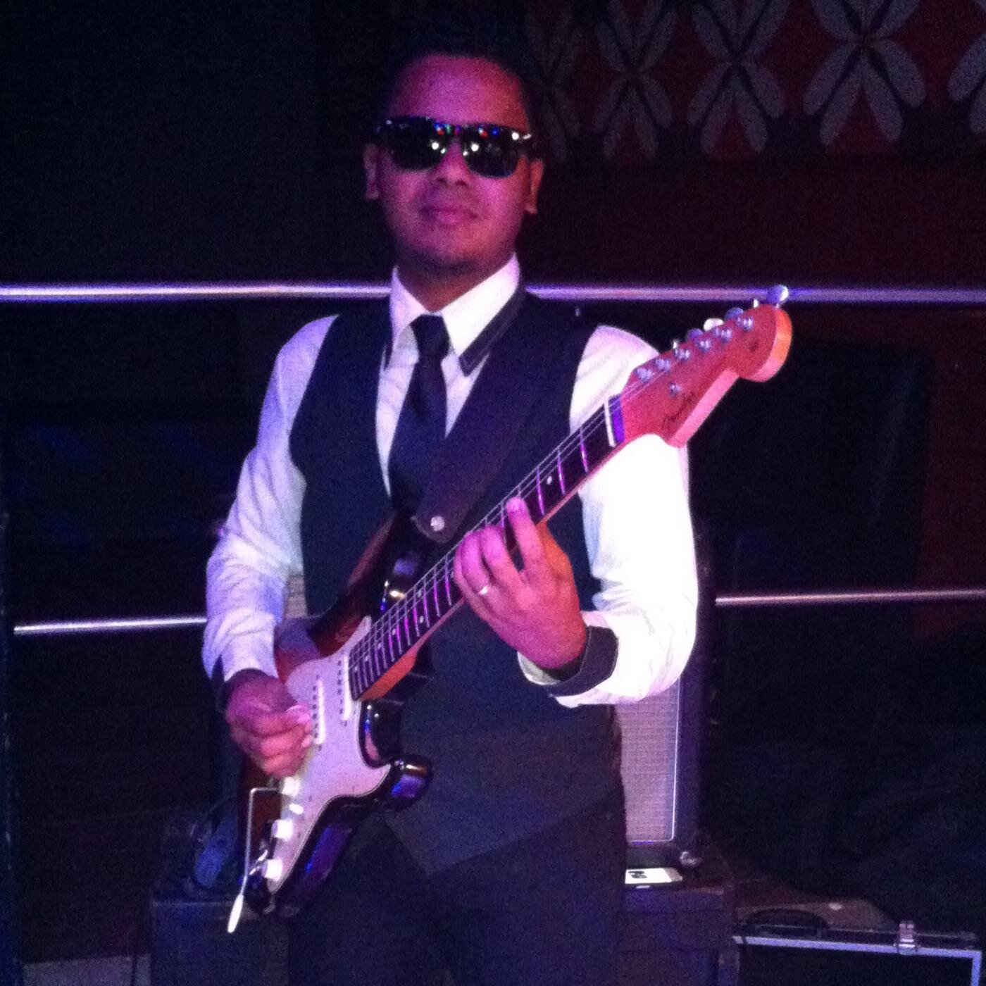 Paulinho, Guitarrista desde os 18 anos, com influencia de Rock,Blues,Soul,Black,traz na sua bagagem muita técnica e expressão com solos e riffs de puro Feeling