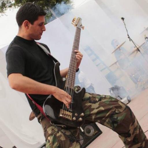 Oficial de Marina, Abocado a la Informática Hobbie Ser músico.