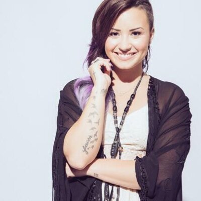 te dei um follow grátis, agora pfvr siga a @hairofdemi_ ela sdv todos !