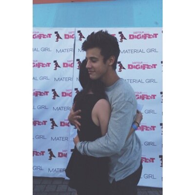 mandgposes_'s profile picture. send me some meet and greet poses and ill post them!