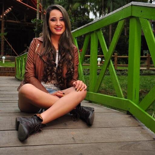 ''Vai ser feliz e  esquece os outros , eles só são os outros...''