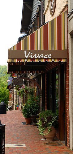 An upscale women's cloting boutique, located in the beautiful Blue Ridge Mountains in Highlands, NC and in Cashiers NC.