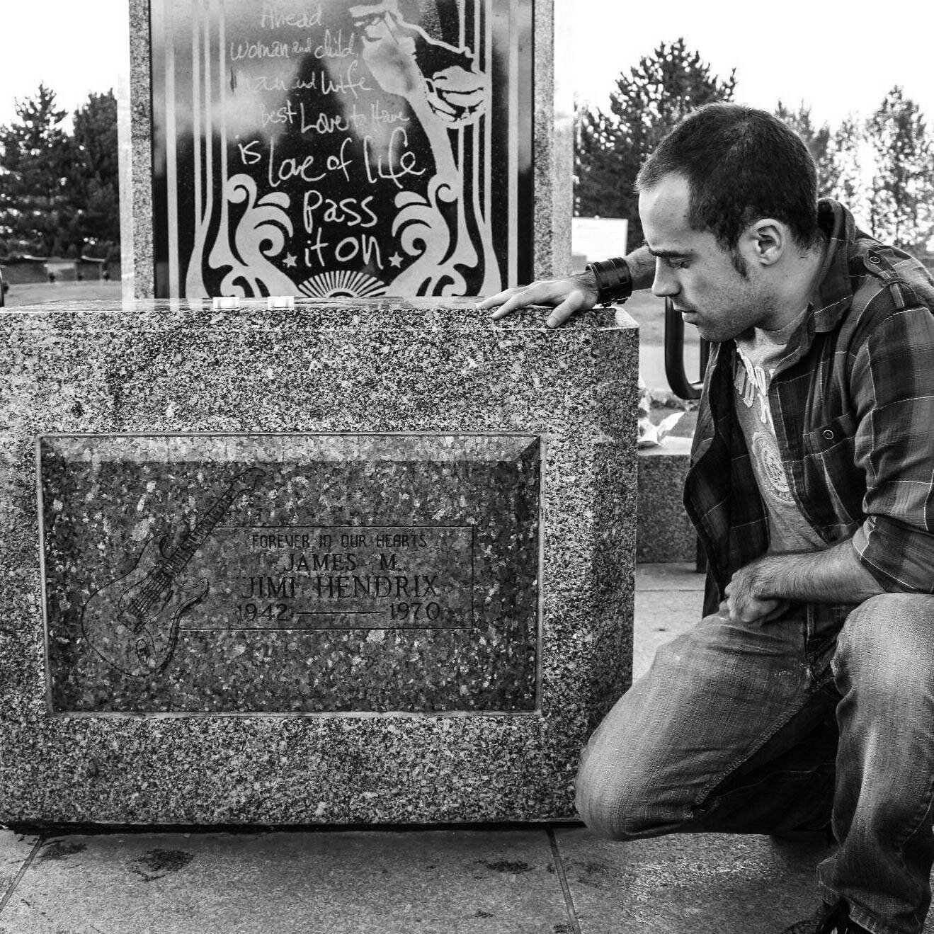 Licenciado en ADE en la Universidad de Leon.
Aficiones: Cine, Musica, Fotografía, Guitarra y FutSal.
Filosofía: To be a rock and not to roll - Led Zeppelin