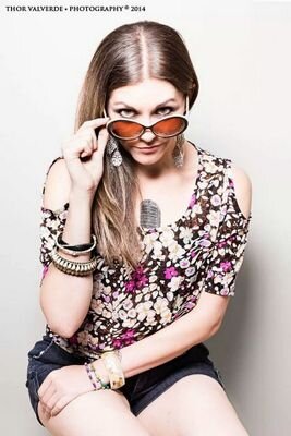Vocalista de Axxia Inn, psicóloga social con especialidad en arteterapia DPP y duelo por COVID. Actriz de teatro, doblaje, conductora, letrista.