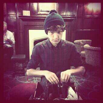 I LOVE sing and act l!! but what I love most in this world are @tomholland1996 and :3  #HOLLANDER//#CIMFAN.-. 4/6 AJR1/4