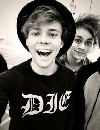 ♡Me enamoré de cuatro subnormales que dicen que su banda es seria♡ 5sos, Sleeping with Sirens, All Time Low y Fall out Boy. Me gusta leer, comer y dormir.