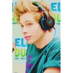 Auto free follow from @aussieweirdos :) Please go follow @aussieweirdos and just ask for a fb☺️