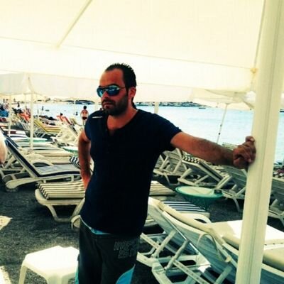 kronik olarak bekarım GALATASARAYLIYIM insanseverim,havaalanında dedektörden en az 2 kere geçer yinede öterim bide ünzile kaç koyun edio hep merak etmişimdir...