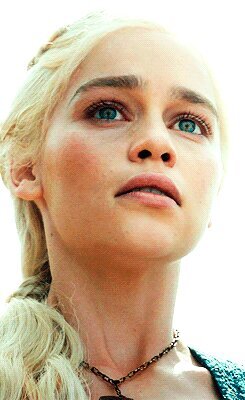Soy como Aegon el Conquistador pero con tetas también soy rubia , fruto del incesto y fetichista de barbas.