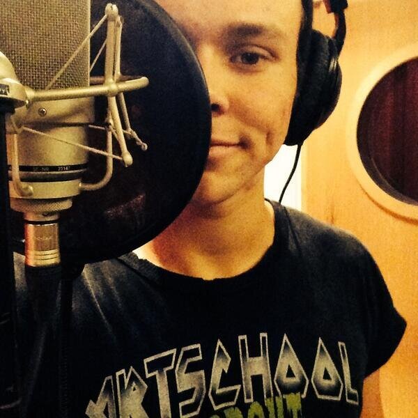 Here's a free follow! Please PLEASE Retweet this for Ashton's birthday!! https://t.co/xLepaABi2X