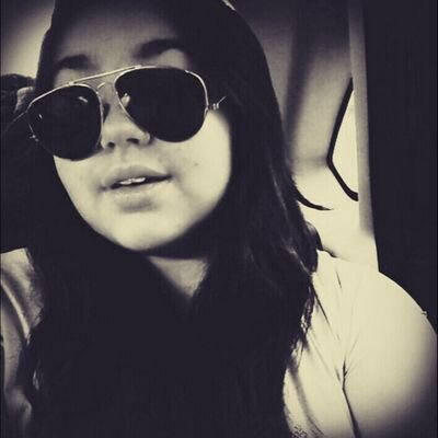 Uma menina que sabe  cuidar da sua  vida, que se apaixona faciomente por quem nao  deve e acaba se ferindo! EU TE AMO