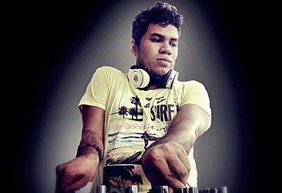 Javi Enrrique Productor Colombiano de
Musica Electronica, fundador de Stereo Bass
Recods amante de la buena musica. Contactos: booking.javienrrique@gmail.com
