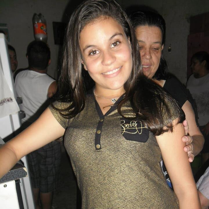 Sou uma menina carinhosa ... brigo quando pcisa enfim  varias coisas mais esses eeh o mais importante .. e também dou carinho para quem me da