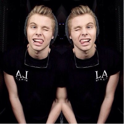 RT THE LINK SO MY FRIEND CAN WIN A 5SOS M&G PLEASE, IT WOULD MEAN THE WORLD TO HER