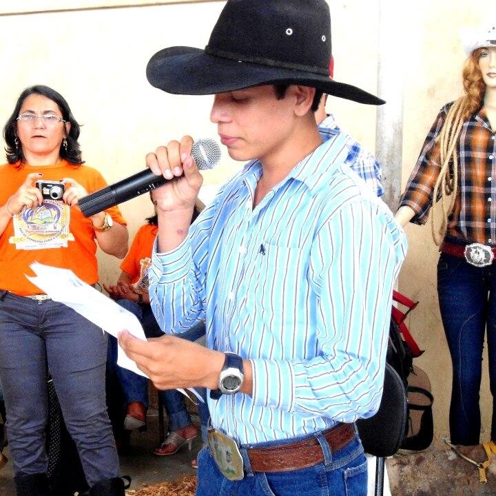 Eu sou Locutor de Rodeios Amante da Profissão, eu gosto do que faço eu gosto da Moça Bonita e de Cavalo redomão, Meu nome é Matheus campos o amigo do Povão....