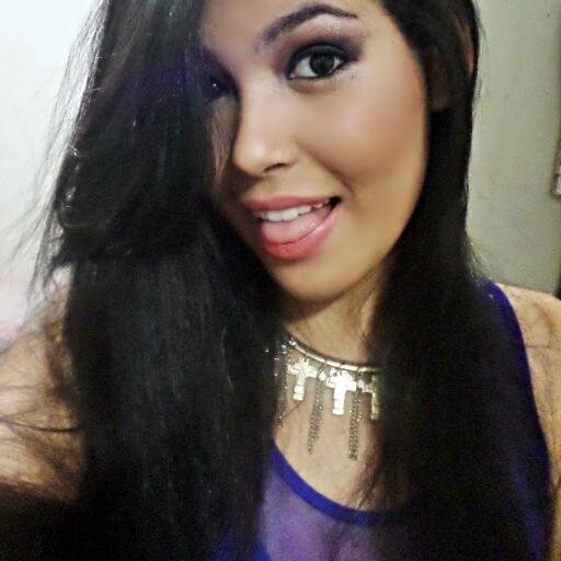 Amo maquiagem e tudo relacionado a beleza e comida . *_*