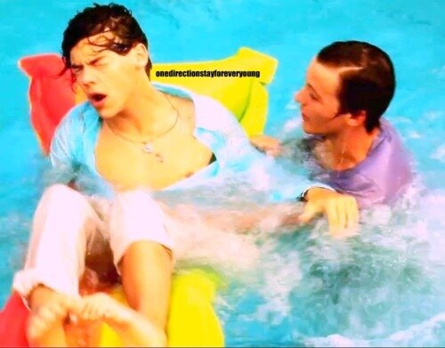 Professional Fangirl Of Larry Stylinson. Larreh Is Real.
Insrgaram: @living_larryx