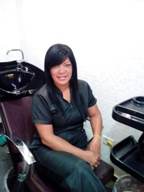 ofrezco todo los servicios de peluqueria,maquillajes,keratina,cirugia plastica para el cabello,extensiones y mas.