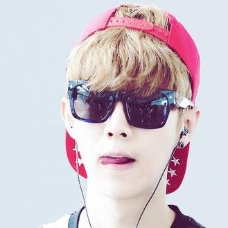 THIS IS A FREE FOLLOW FROM @karlaxy_ A CHINESE FANSITE  :) She's giving latest updates about exo :) FOLLOW HER NOW!