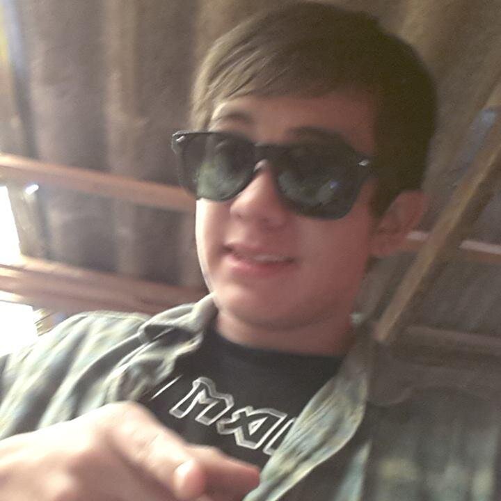 Me encanta patinar,escuchar musica en especial metal :3 ,toco la bateria y la guitarra y y ya xD