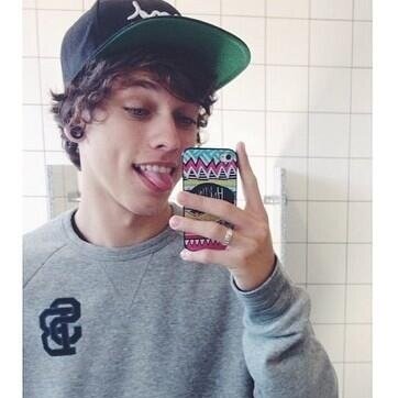 I'm Eric, like Prince Eric from the little mermaid||Kiss me if you read this