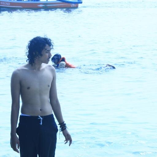 saya hanyalah pria macho berambut kribo, berdada bidang, dan berbadan sixpack 