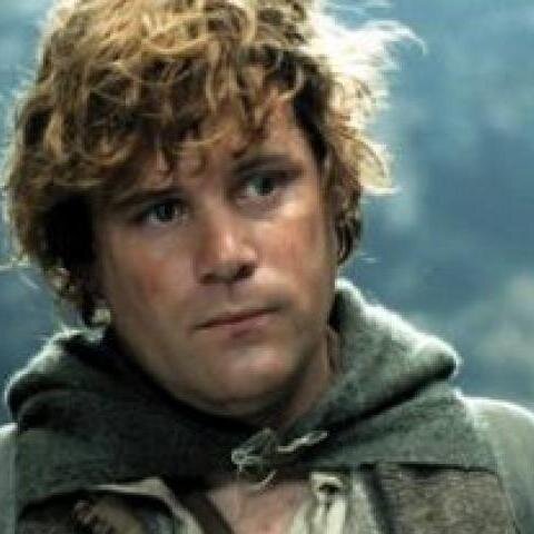 Siguiéndome demuestras la clase de Hobbit que eres, un jefe. Una pipa y un buen 
tabaco. Entonces, ¿Te vienes a matar orcos? #PutoGollum