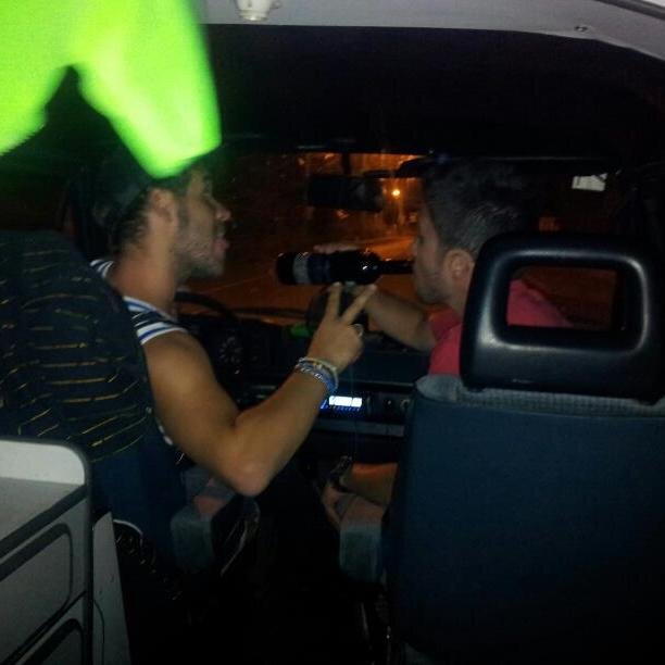 Tweets con vino, para no pisar la carcel.